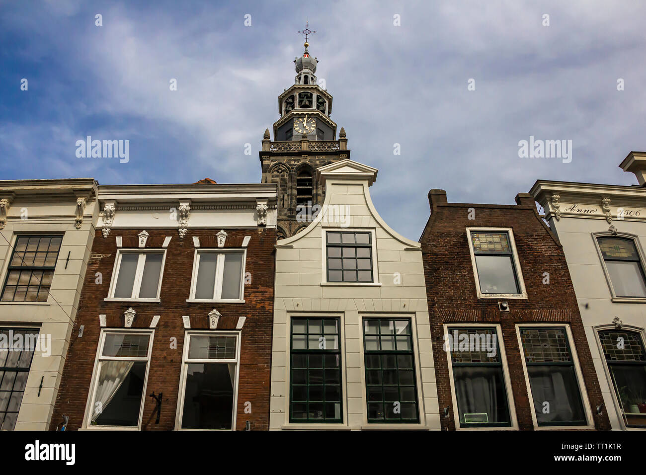 Gouda, Holland, Niederlande, 23. April 2019. Der Marktplatz in Gouda Altstadt, eine Straße der holländischen Stil Fassaden von Häusern mit Blick auf den Glockenturm Stockfoto
