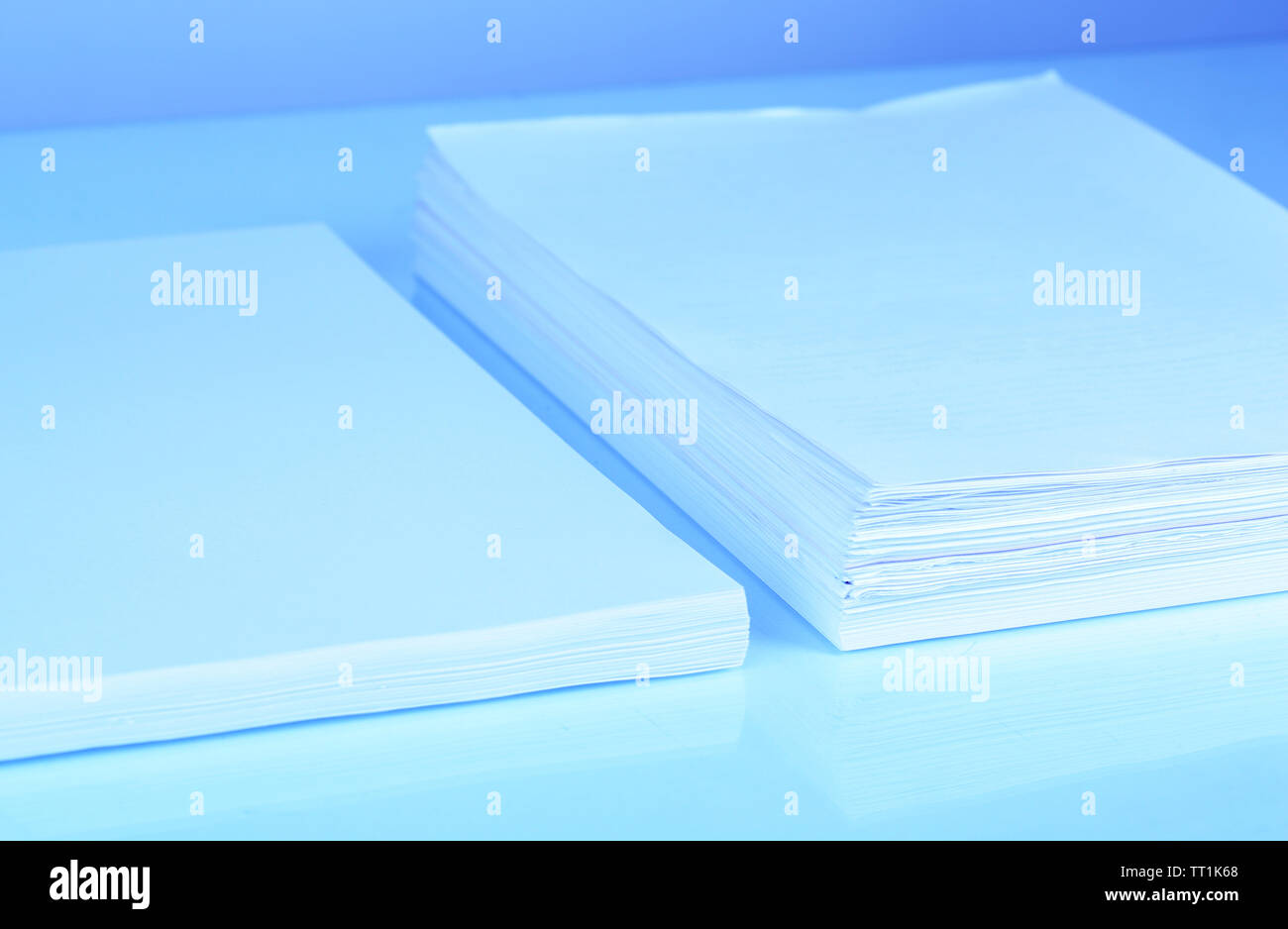 Stapel weißes Papier in blaues Licht Stockfoto