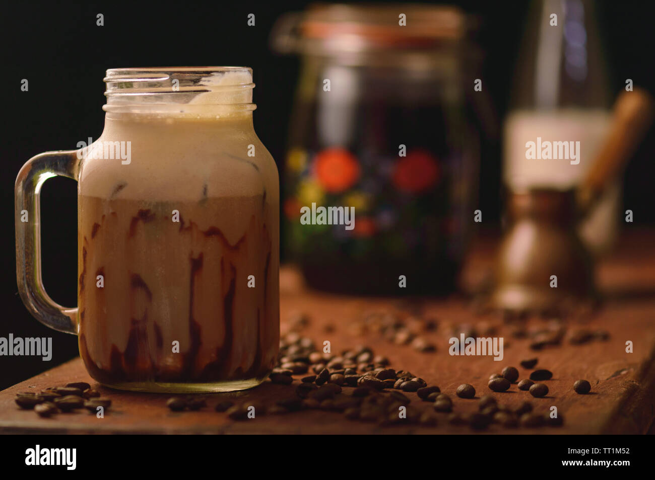 Kalter Kaffee frappe mit Schokoladensauce und Eis gebraut, rustikale Optik mit Kopie Raum Stockfoto
