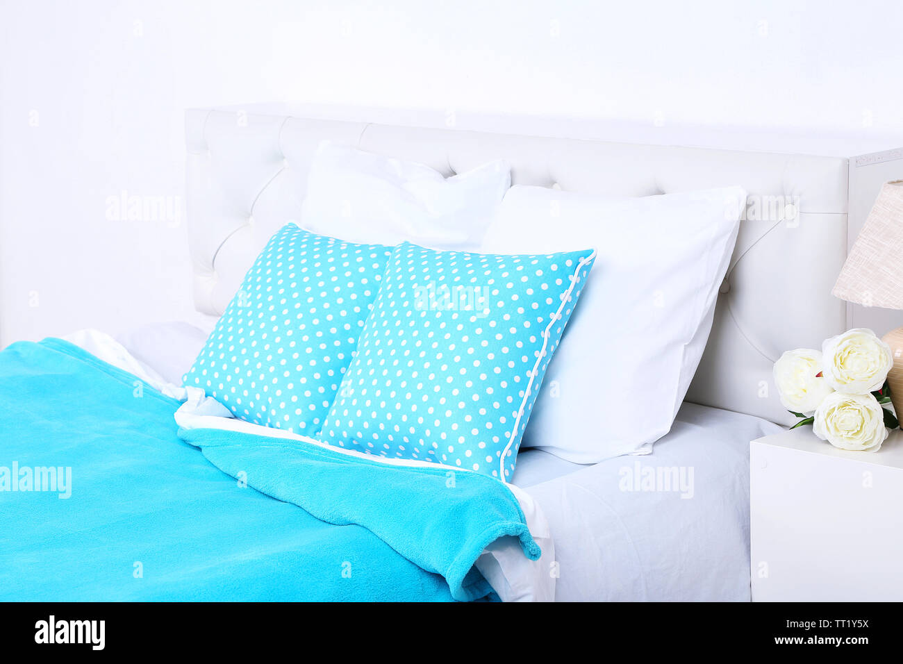 Komfortables, weiches Bett mit Kissen Stockfoto