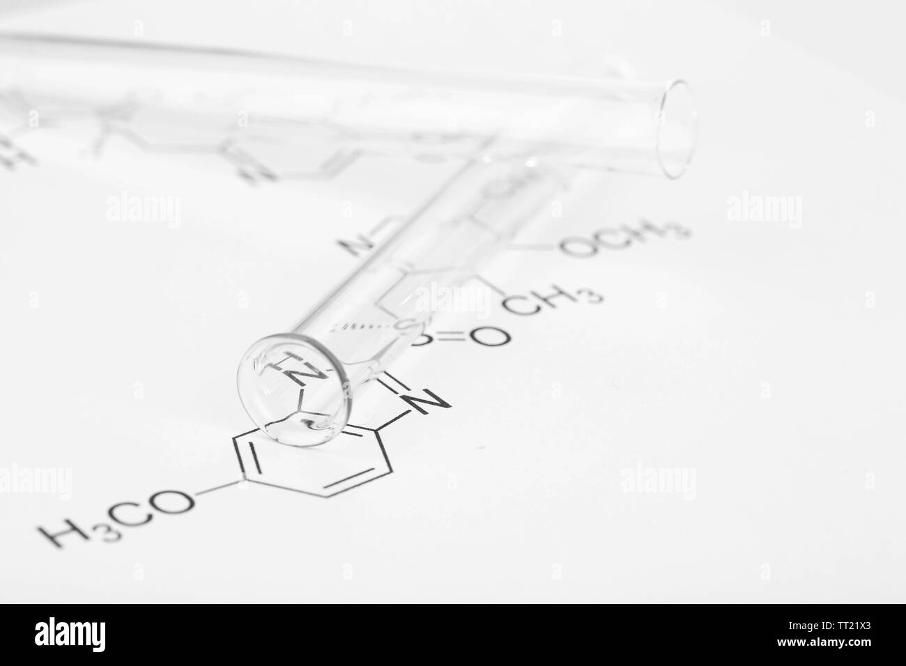 Reagenzgläser und Reaktion Formel, close-up Stockfoto