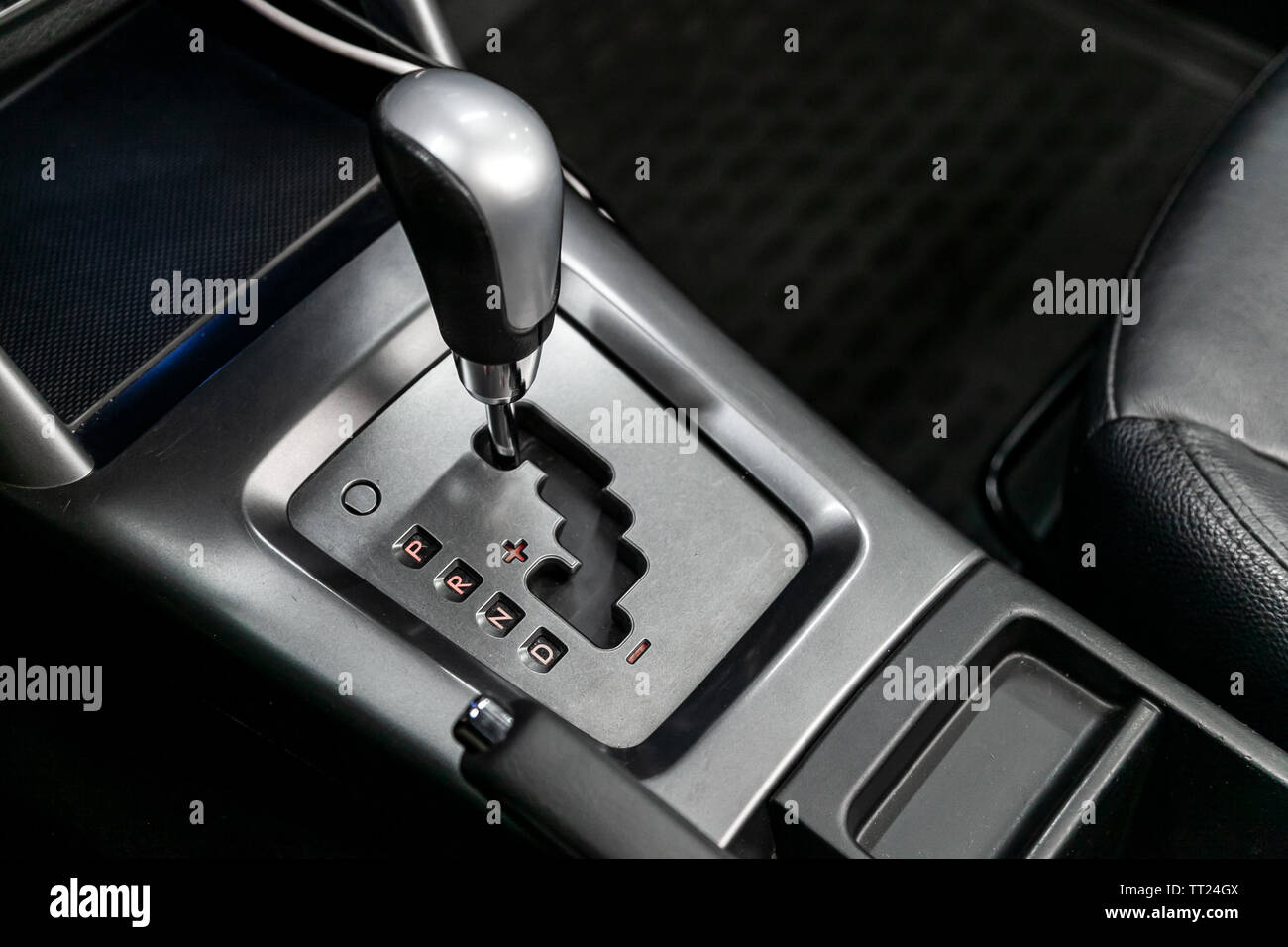 Automatische Getriebe in modernen Autos. Automatische Getriebe Gang von Auto,  Auto Innenraum Stockfotografie - Alamy