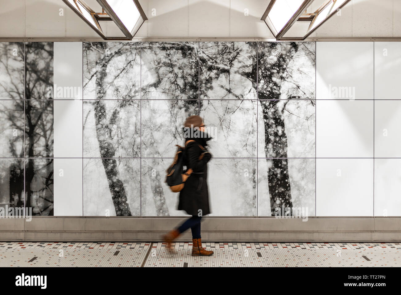 Frau wandern in Brüssel Hauptbahnhof mit blur Motion, Belgien. Konzept der Verkehr in der Hauptstadt der Europäischen Union. Stockfoto