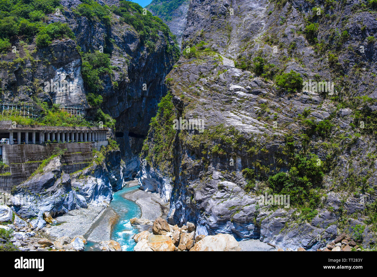 Blick auf Steinschlag Prävention Tunnel und am Fluss Liwu Taroko Nationalpark. Stockfoto