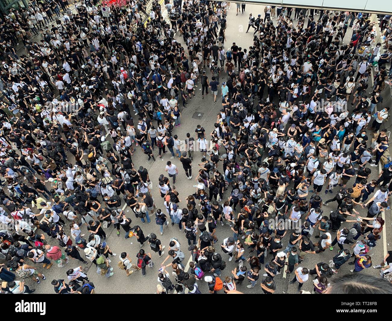 Hongkong -12. Juni 2019: Die Masse Rückzug nach dem Tränengas freigegeben sind. Menschen gegen eine umstrittene Auslieferung Rechnung, die China umfassen kann Stockfoto