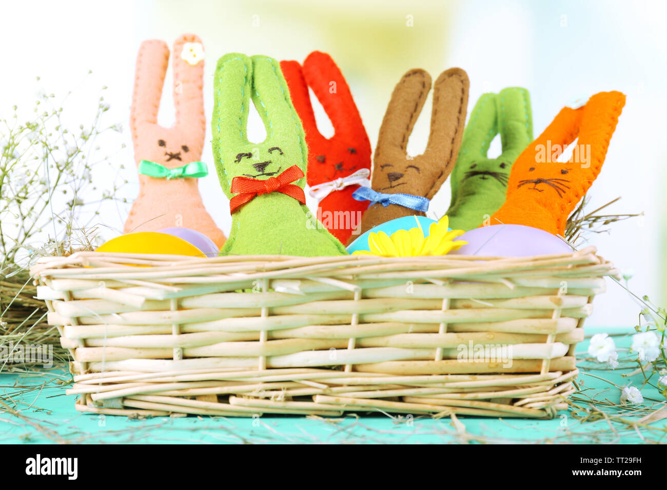 Lustige handgefertigte Ostern Kaninchen in Weidenkorb Stockfoto
