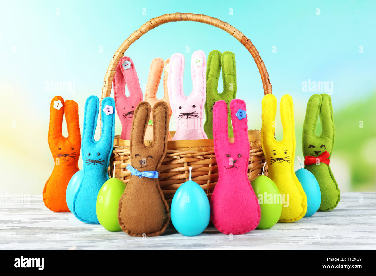 Zusammensetzung mit lustigen handgemacht Ostern Kaninchen in Weidenkorb Stockfoto