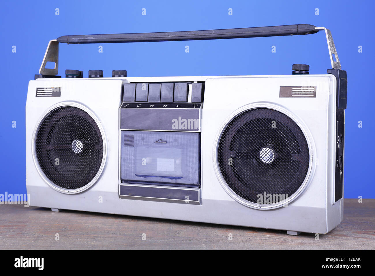 Retro Kassette stereo Recorder auf Tisch auf blauem Hintergrund Stockfoto