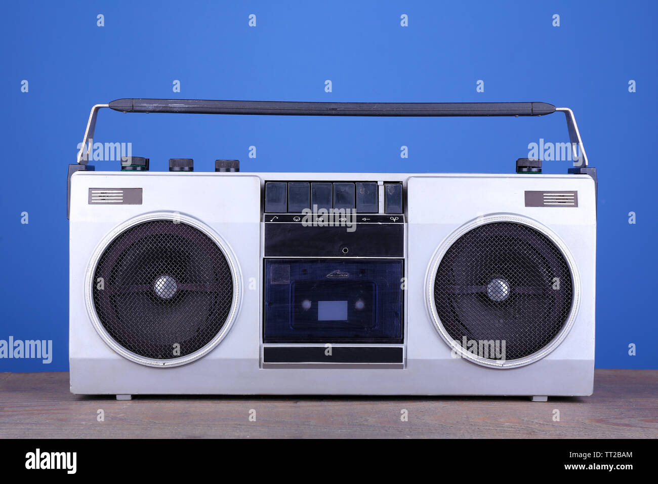 Retro Kassette stereo Recorder auf Tisch auf blauem Hintergrund Stockfoto