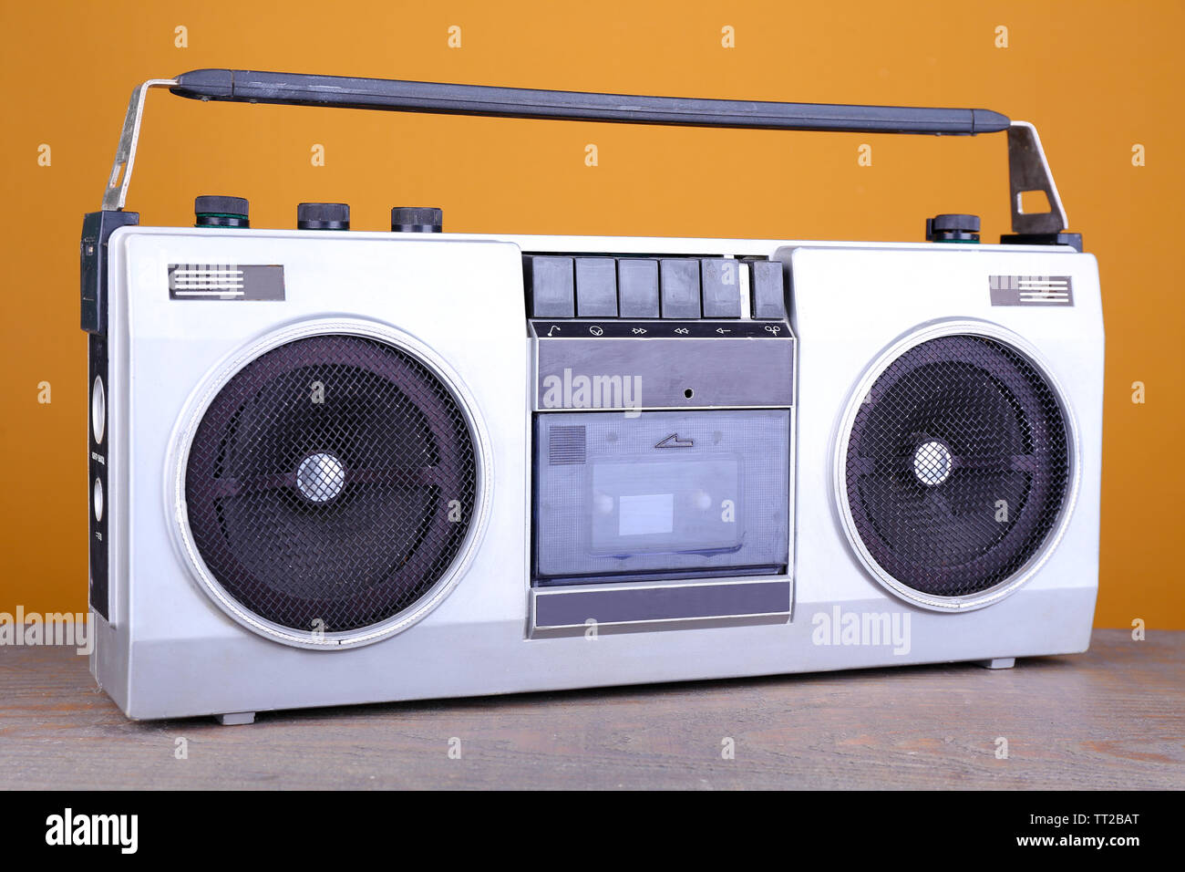 Retro Kassette stereo Recorder auf Tisch auf gelbem Hintergrund Stockfoto