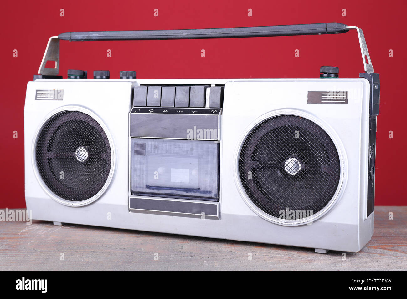 Retro Kassette stereo Recorder auf Tisch auf rotem Hintergrund Stockfoto