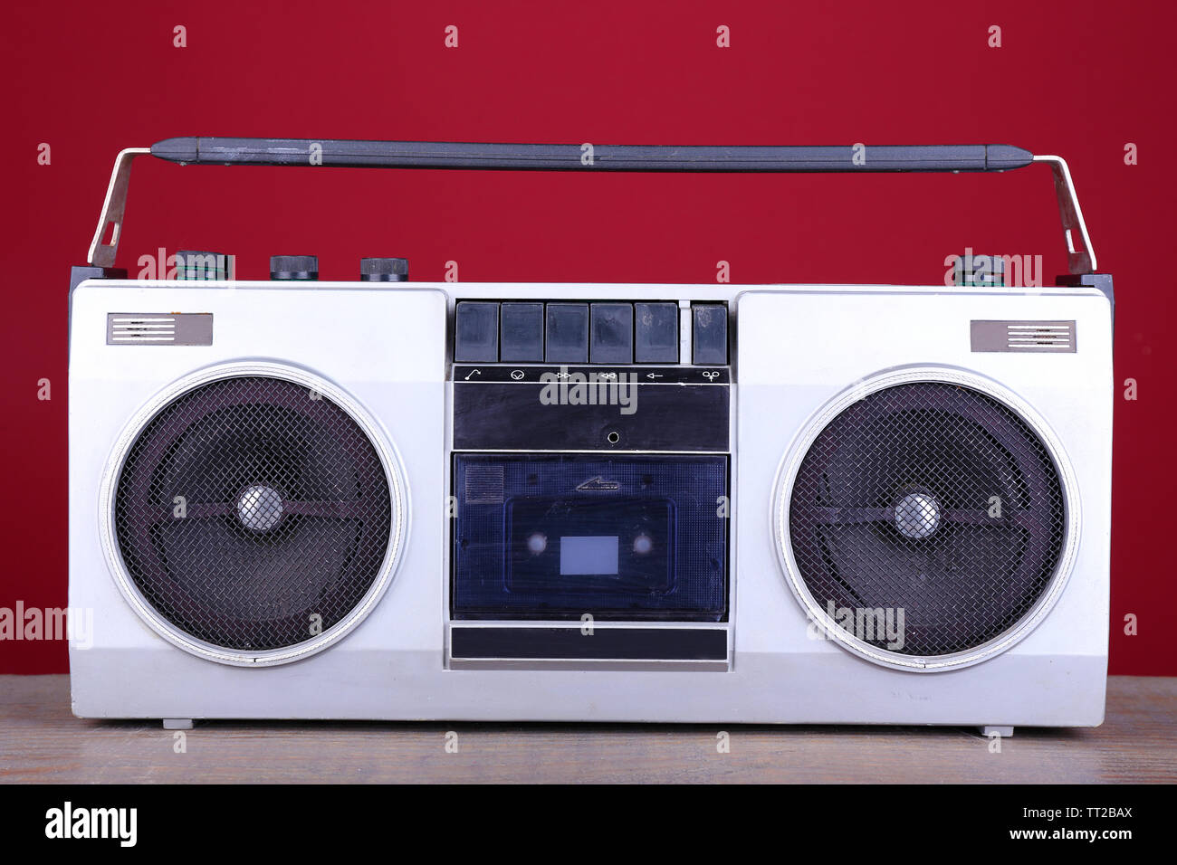 Retro Kassette stereo Recorder auf Tisch auf rotem Hintergrund Stockfoto
