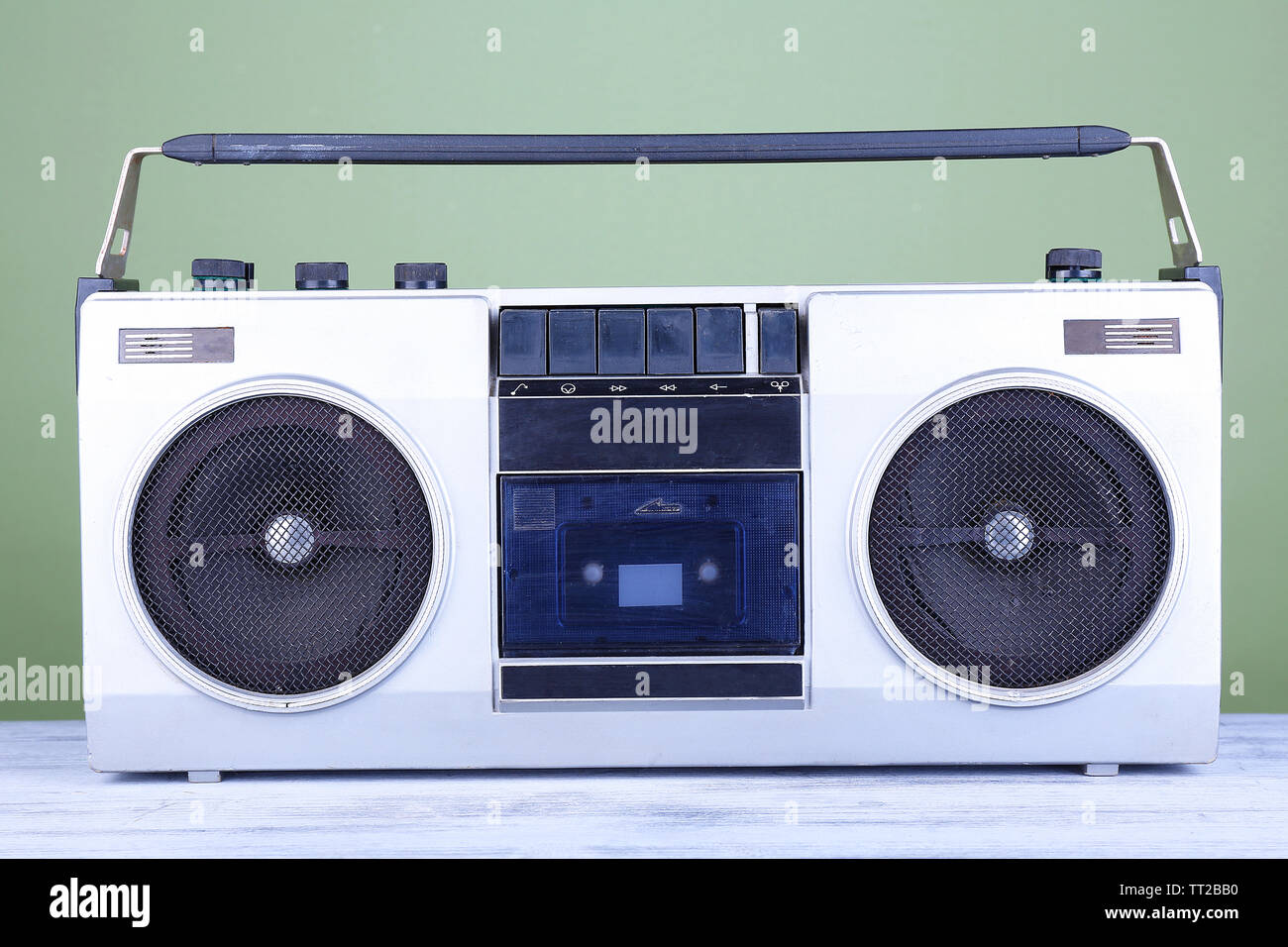 Retro Kassette stereo Recorder auf Tisch auf grünem Hintergrund Stockfoto