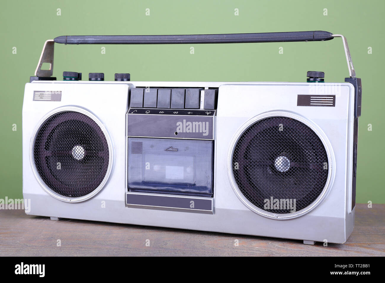 Retro Kassette stereo Recorder auf Tisch auf grünem Hintergrund Stockfoto