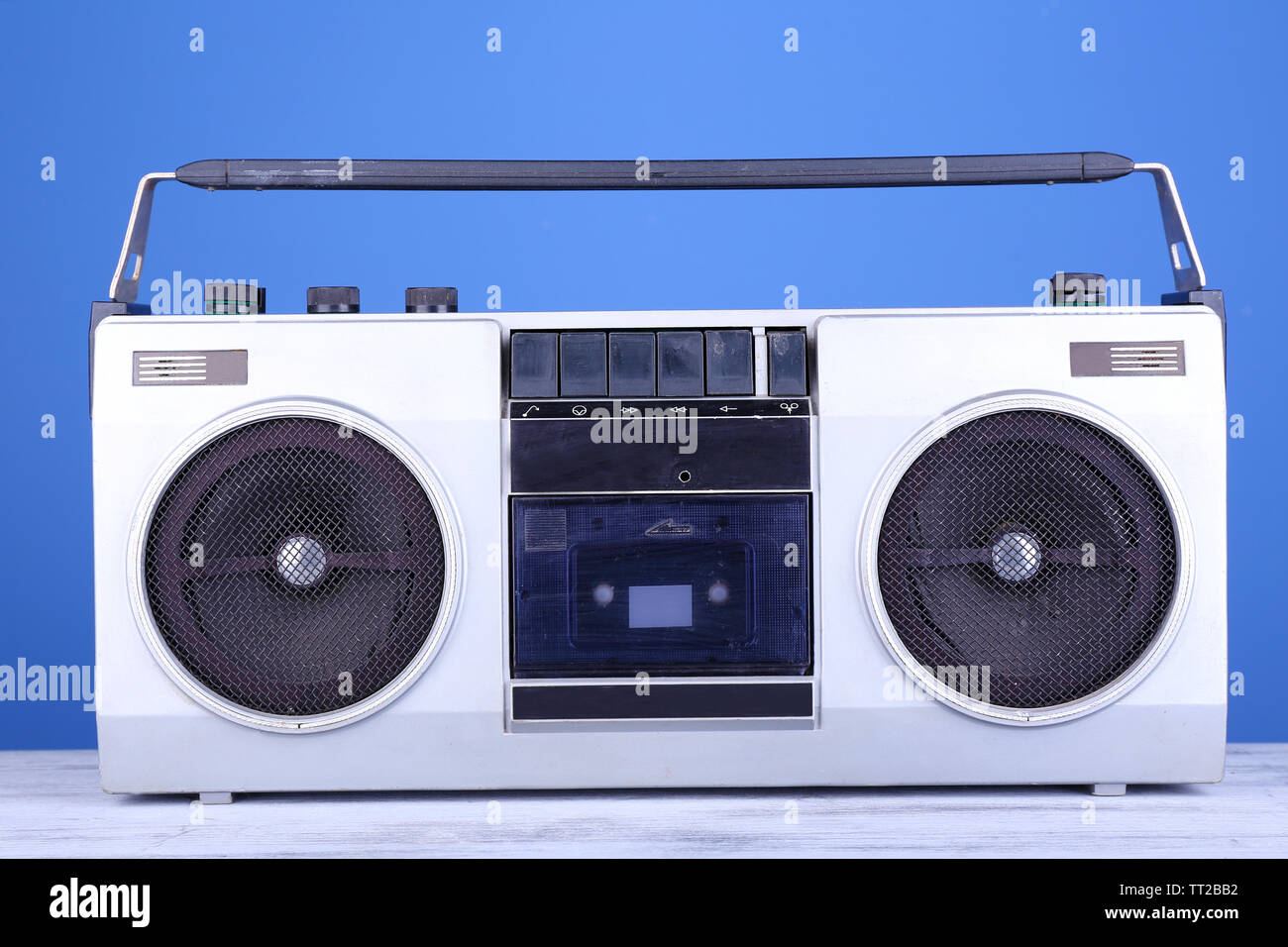 Retro Kassette stereo Recorder auf Tisch auf blauem Hintergrund Stockfoto