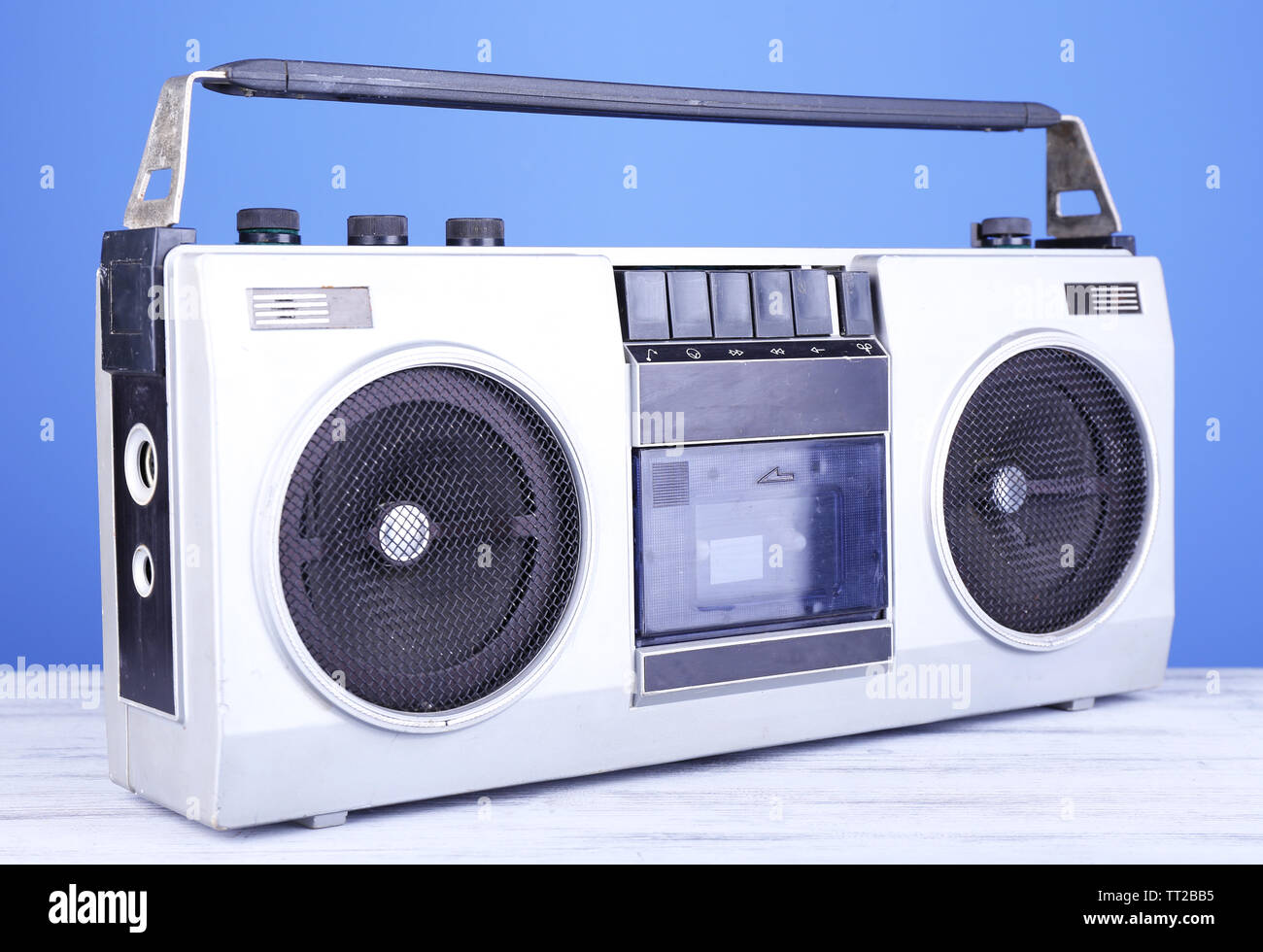 Retro Kassette stereo Recorder auf Tisch auf blauem Hintergrund Stockfoto