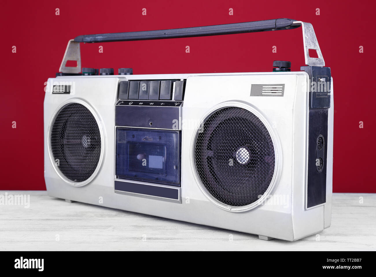 Retro Kassette stereo Recorder auf Tisch auf rotem Hintergrund Stockfoto