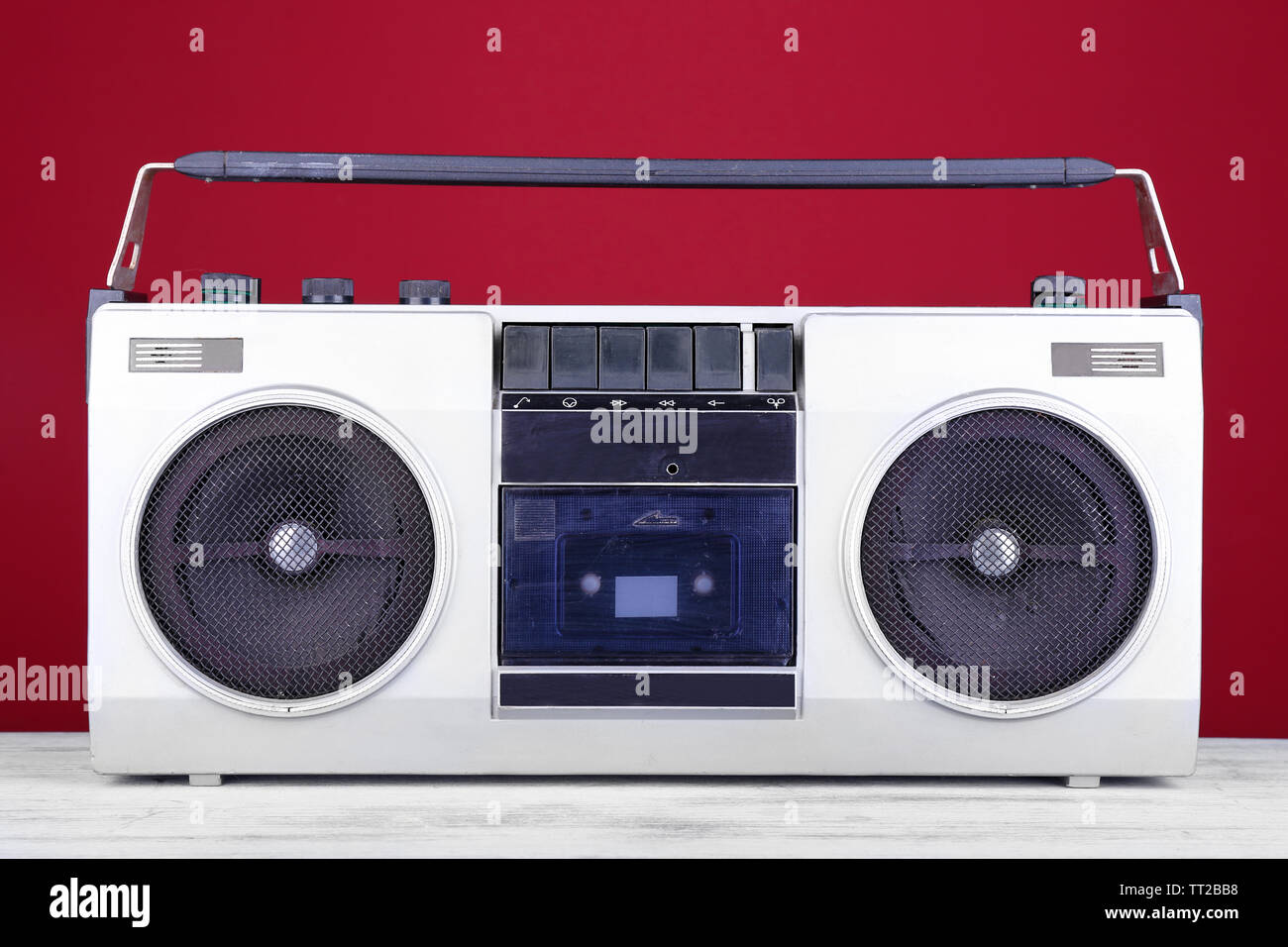 Retro Kassette stereo Recorder auf Tisch auf rotem Hintergrund Stockfoto