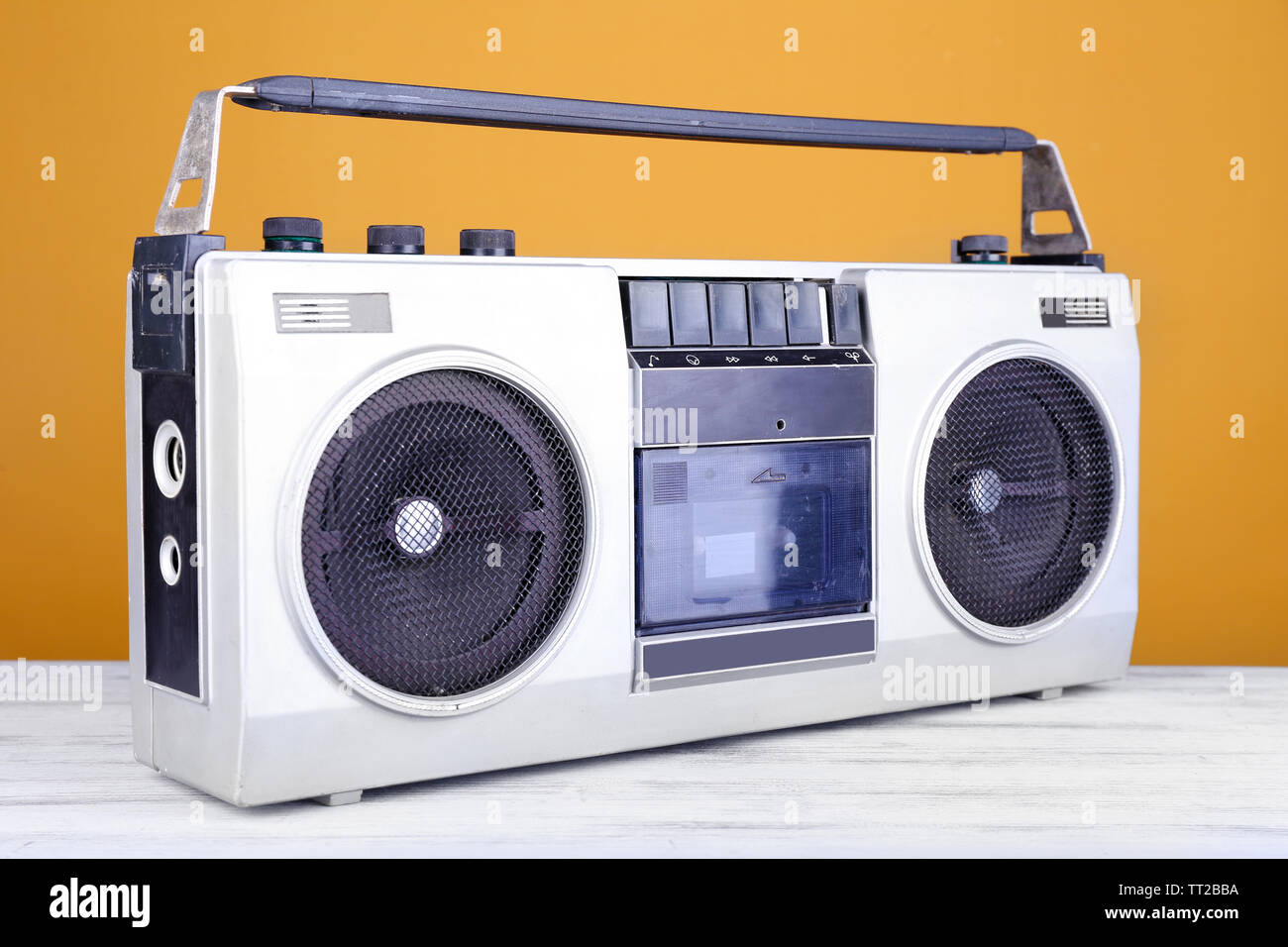 Retro Kassette stereo Recorder auf Tisch auf gelbem Hintergrund Stockfoto