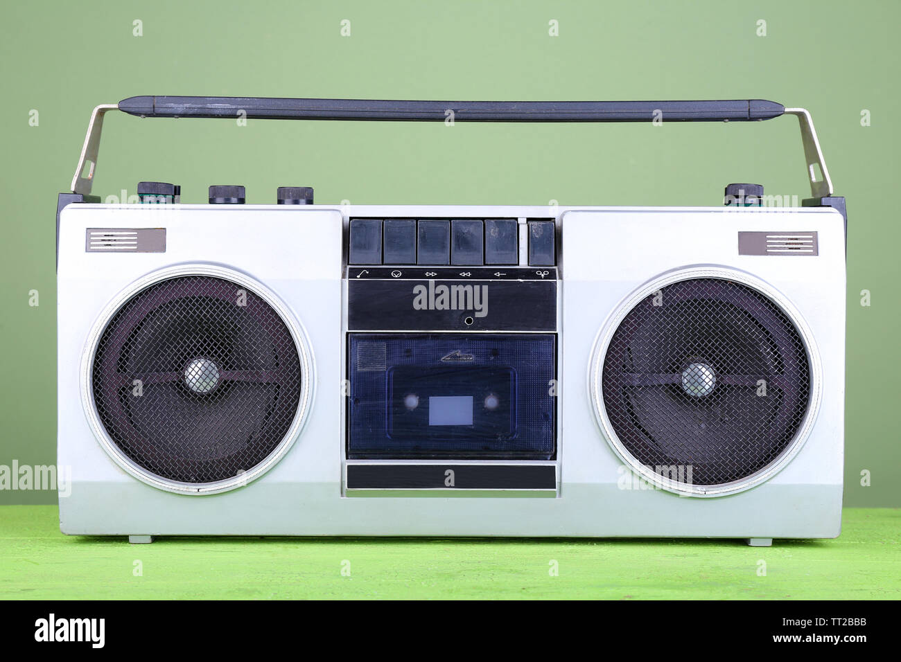 Retro Kassette stereo Recorder auf Tisch auf grünem Hintergrund Stockfoto