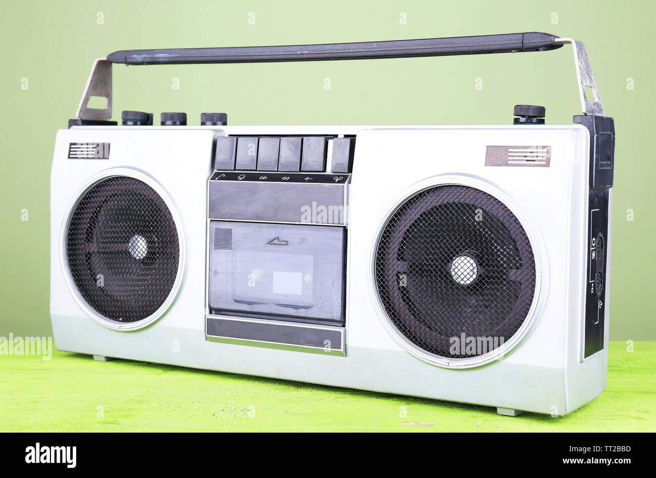 Retro Kassette stereo Recorder auf Tisch auf grünem Hintergrund Stockfoto