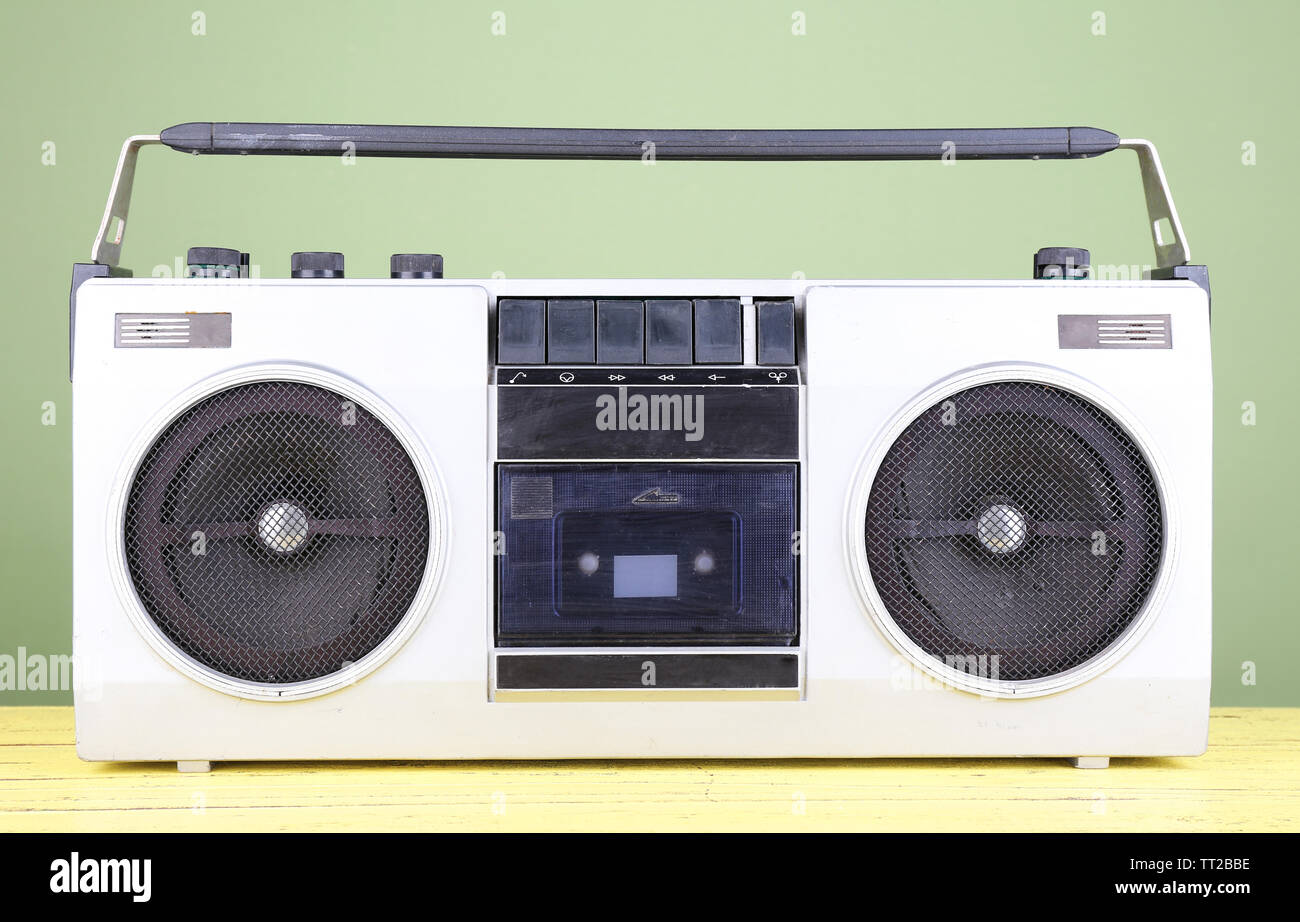 Retro Kassette stereo Recorder auf Tisch auf grünem Hintergrund Stockfoto
