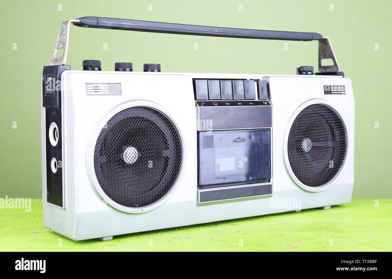 Retro Kassette stereo Recorder auf Tisch auf grünem Hintergrund Stockfoto