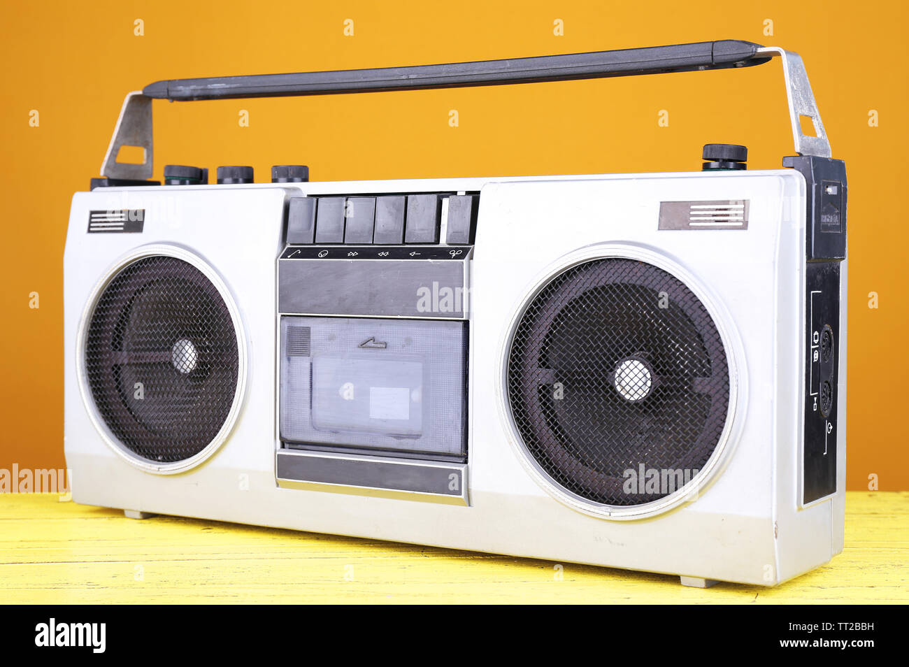 Retro Kassette stereo Recorder auf Tisch auf gelbem Hintergrund Stockfoto