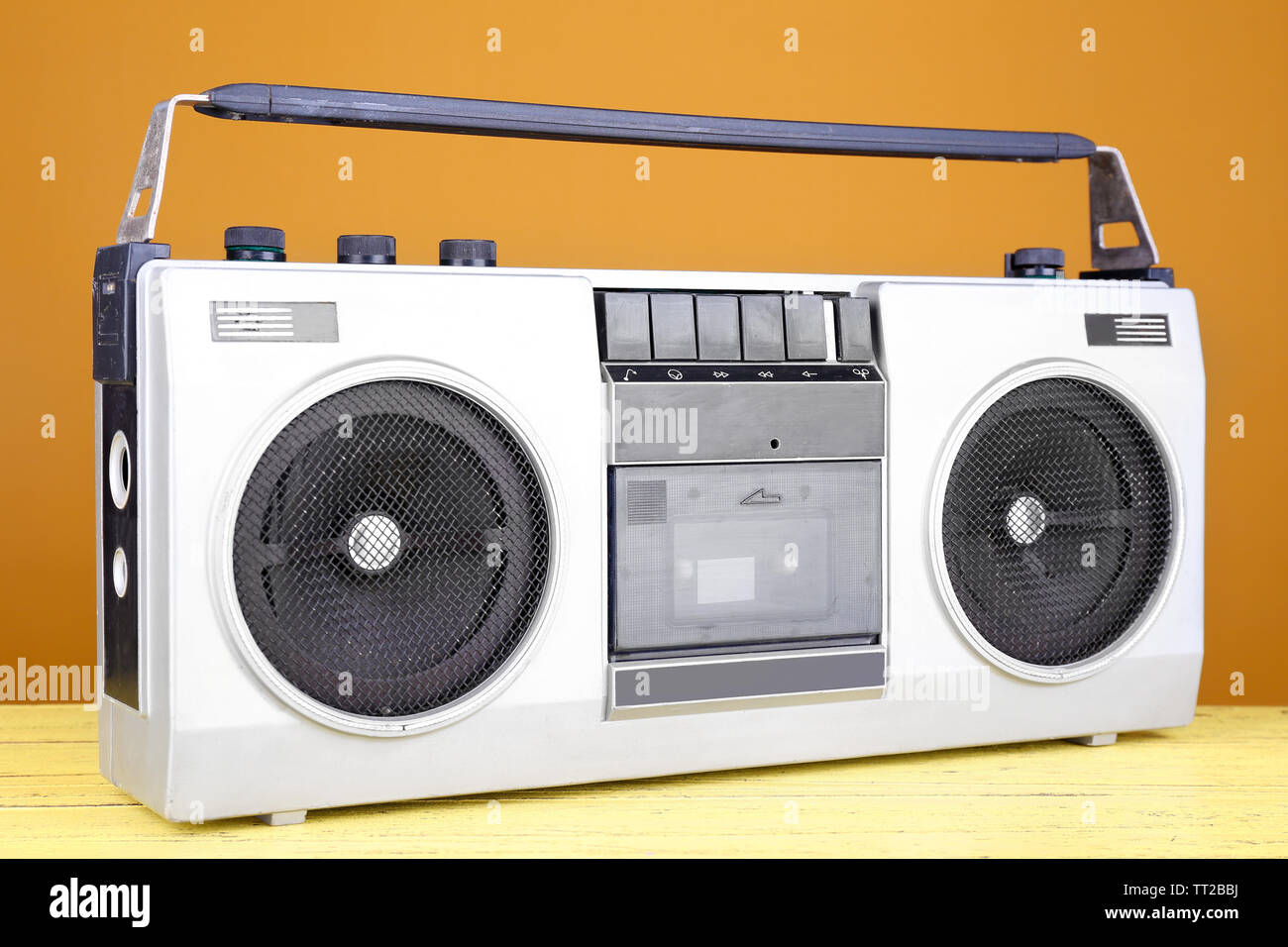 Retro Kassette stereo Recorder auf Tisch auf gelbem Hintergrund Stockfoto