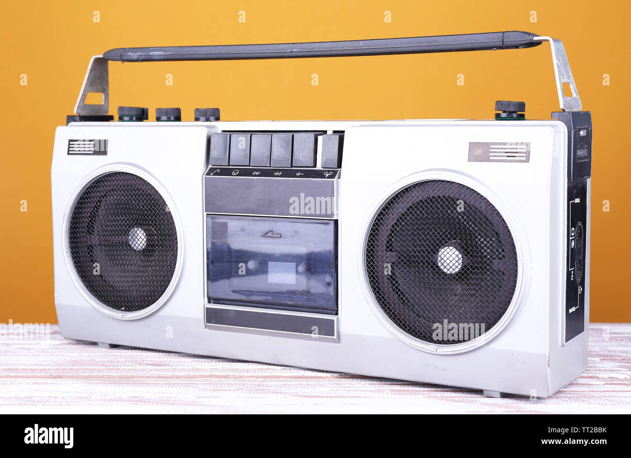 Retro Kassette stereo Recorder auf Tisch auf gelbem Hintergrund Stockfoto