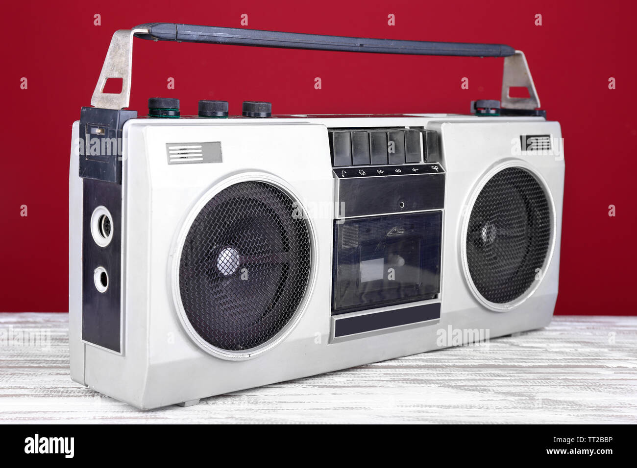 Retro Kassette stereo Recorder auf Tisch auf rotem Hintergrund Stockfoto