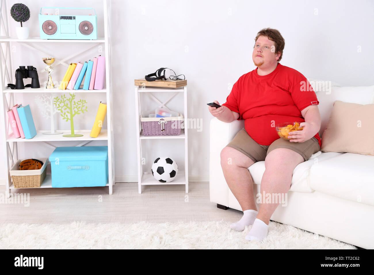 Faul Ubergewichtige Manner Sitzen Auf Der Couch Mit Chips Und Fernsehen Stockfotografie Alamy