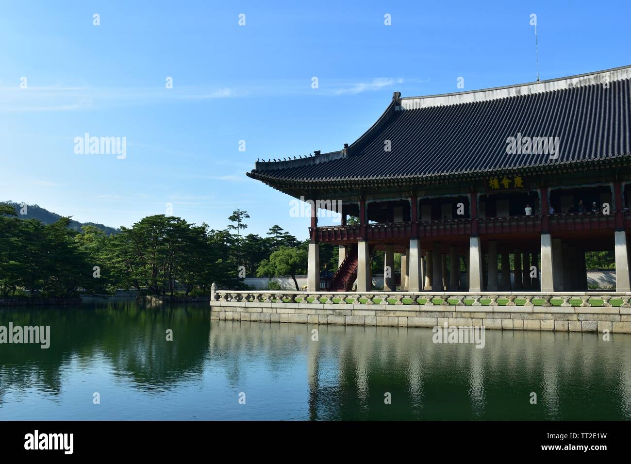 Gyeongbokgung Palast auf Sommer. Palace, den See und die Bäume. Tolle Aussicht. Stockfoto Gyeongbokgung Palast auf Sommer. Palace, den See und die Bäume. Tolle Aussicht. Stockfoto