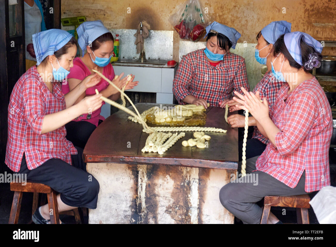 Gruppe von Frau Rollenteig von Twisted Brezel, yuanjia Dorf, Xaanxi, China Stockfoto