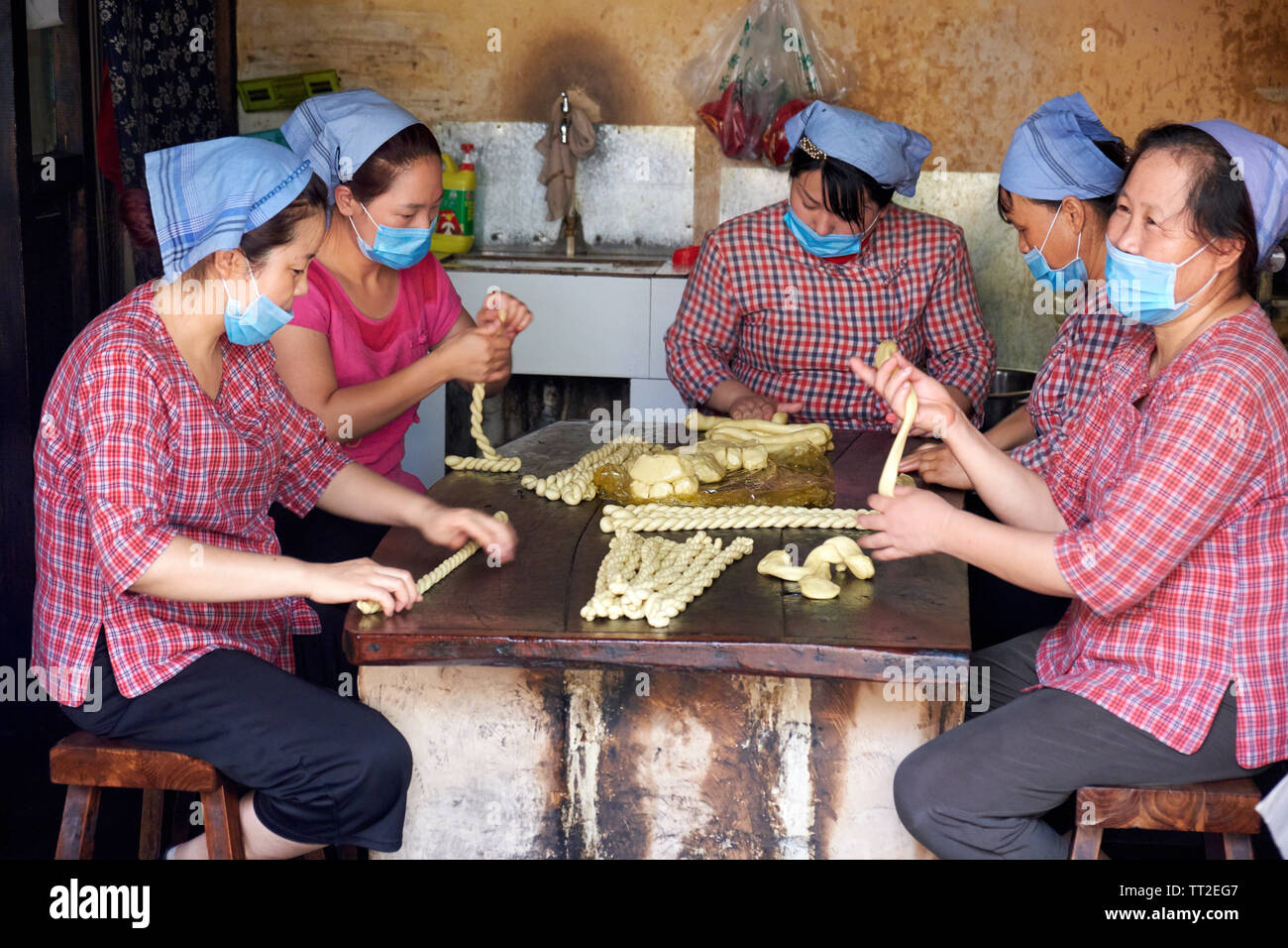 Gruppe von Frau Rolling Twisted Brezeln, yuanjia Dorf, Xaanxi, China Stockfoto