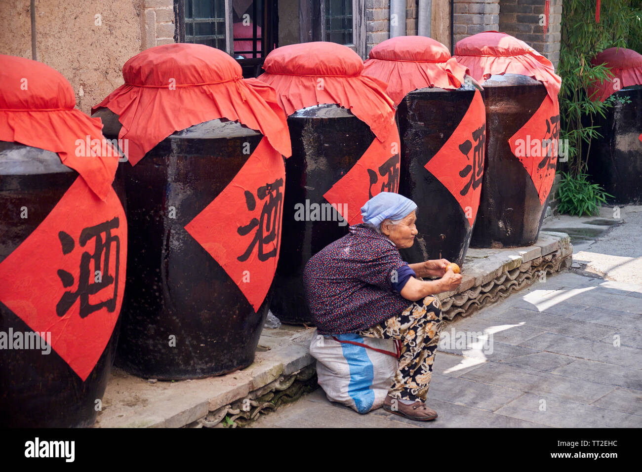 Alte chinesische Frau ruht auf einer Straße, yuanjia Dorf, Shaanxi, China Stockfoto