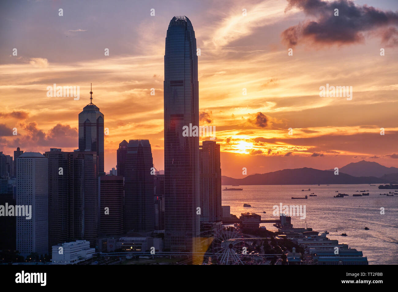 Wolkenkratzer des International Commerce Centre bei Sonnenuntergang, Hong Kong Stockfoto