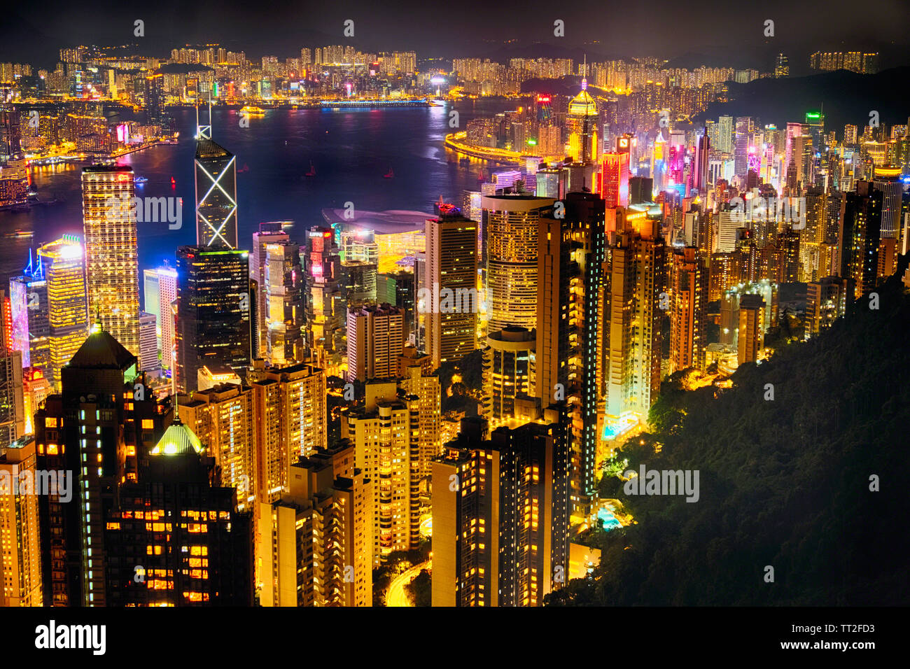 Hochwinkelblick auf die Skyline von Hongkong bei Nacht vom Victoria Peak Stockfoto