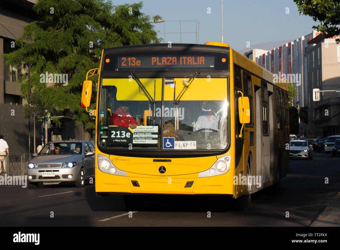 SANTIAGO, CHILE - Dezember 2015: Ein neuer Transantiago Bus in der Nähe von Parque Forestal in Santiago. Stockfoto