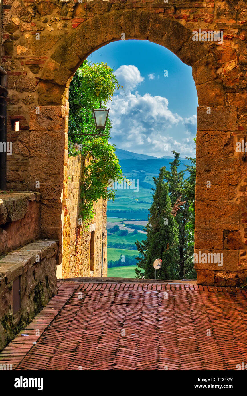 Arch mit der Aussicht auf die toskanische Landschaft, Pienza, Toskana, Italien Stockfoto