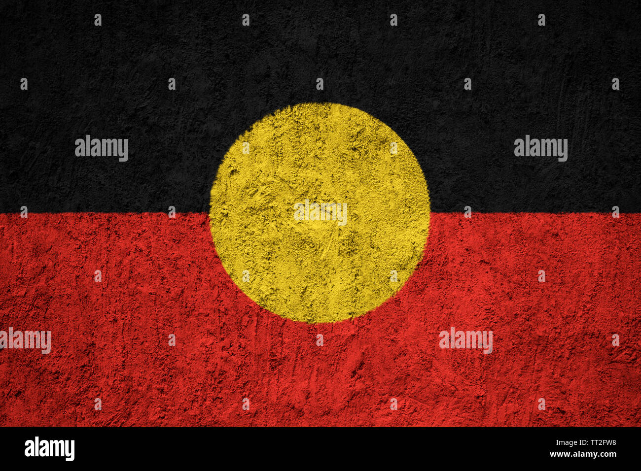 Australian Aboriginal Flagge auf dem gebrochenen grunge Beton Wand gemalt Stockfoto