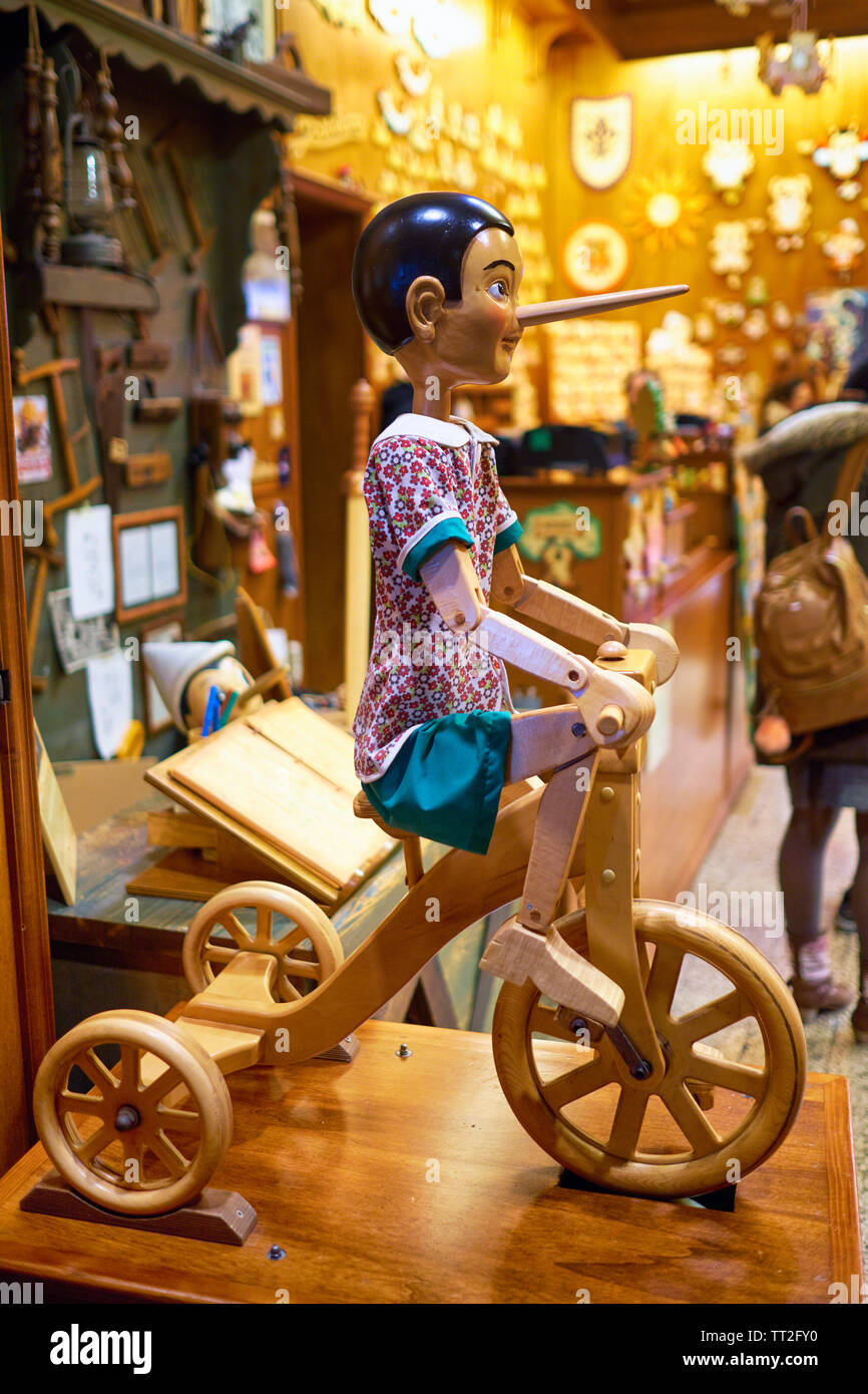 Pinocchio auf Fahrrad, Bertolucci Store, Rom Italien Stockfoto