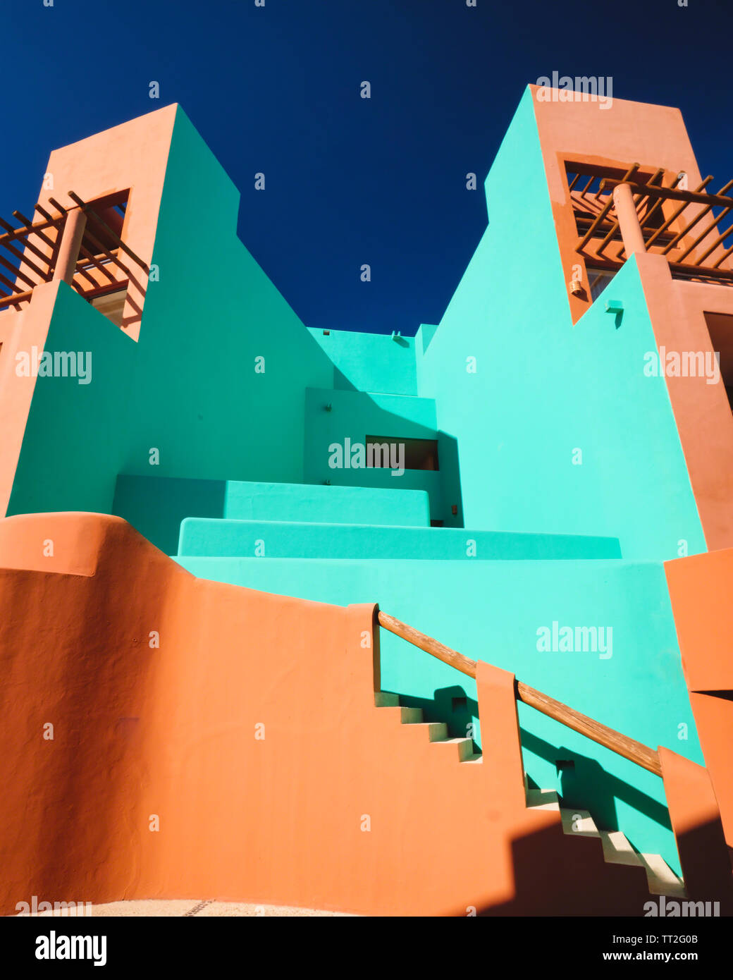 Low Angle View von bunten Adobe Stil Gebäude, Cabo San Lucas, Baja California Sur, Mexiko Stockfoto