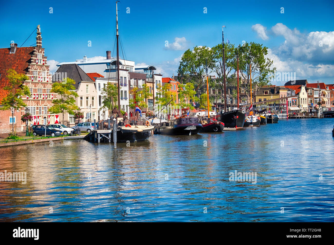 Kanal mit alten Schiffen, Kort Galgewater, Leiden, Niederlande Stockfoto