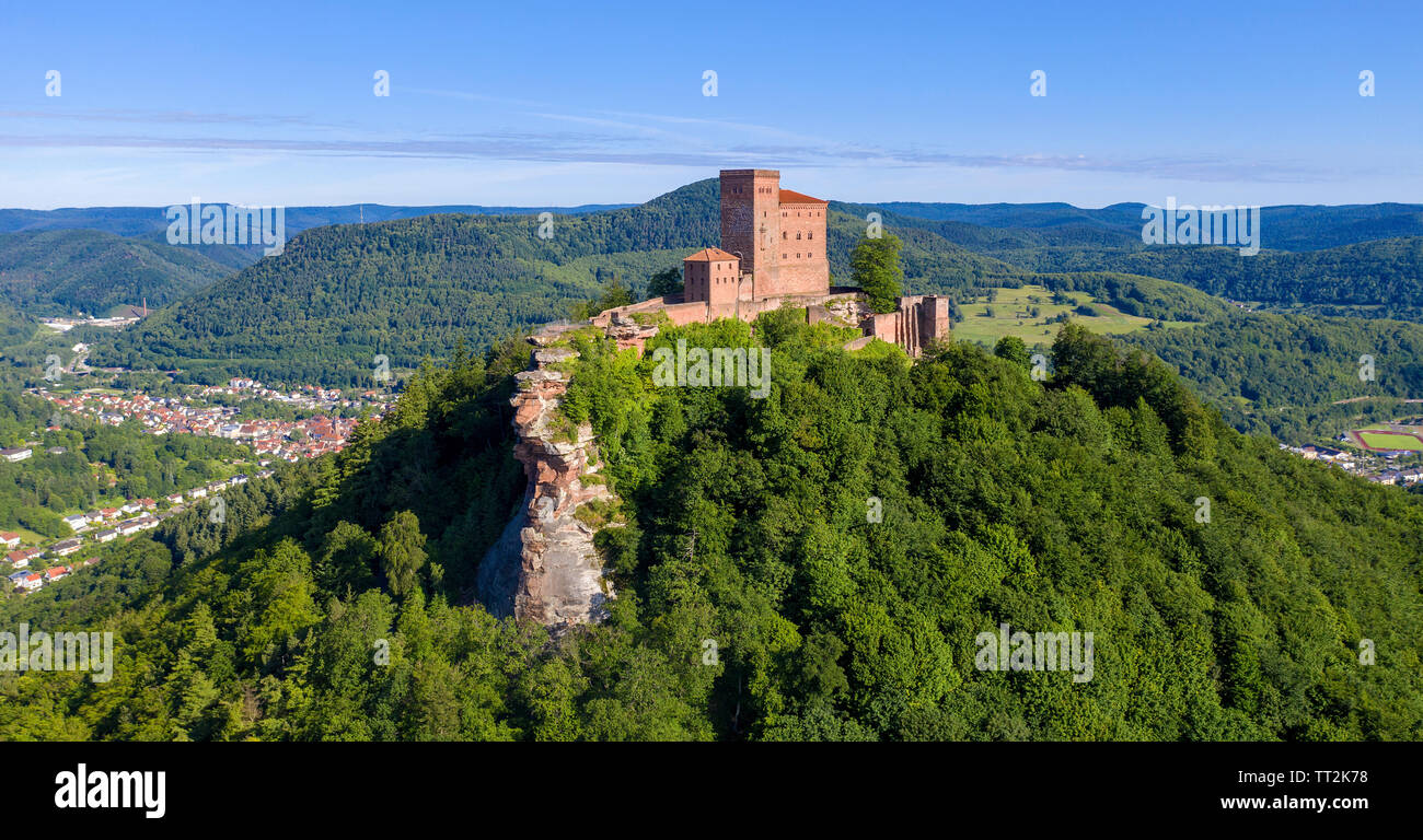 Luftaufnahme der Kaiserburg Trifels, wo Richard Löwenherz gefangen gehalten wurde, Annweiler am Trifels, Rheinland-Pfalz, Deutschland Stockfoto