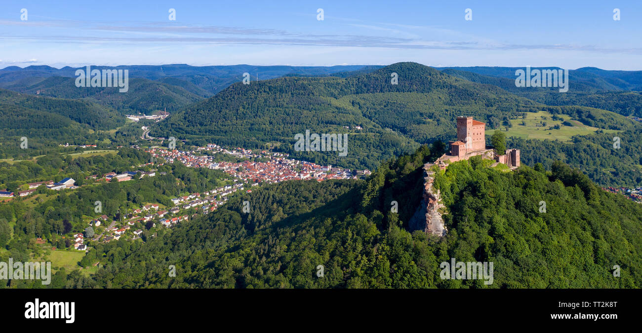 Luftaufnahme der Kaiserburg Trifels, wo Richard Löwenherz gefangen gehalten wurde, Annweiler am Trifels, Rheinland-Pfalz, Deutschland Stockfoto