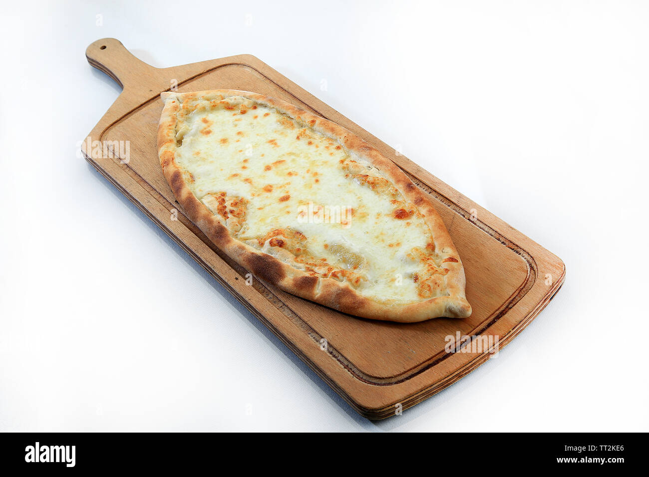 Gegrillte gebackenen Käse pizza Pide genannt türkische Küche weißer Hintergrund Stockfoto