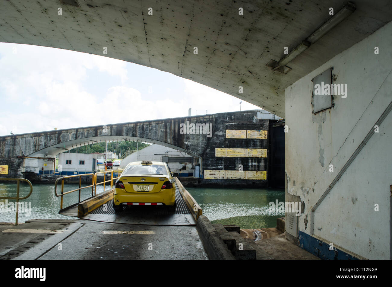Taxi der Panama Kanal aus Costa Abajo de Colon, durch die Gatun Schleusen Stockfoto