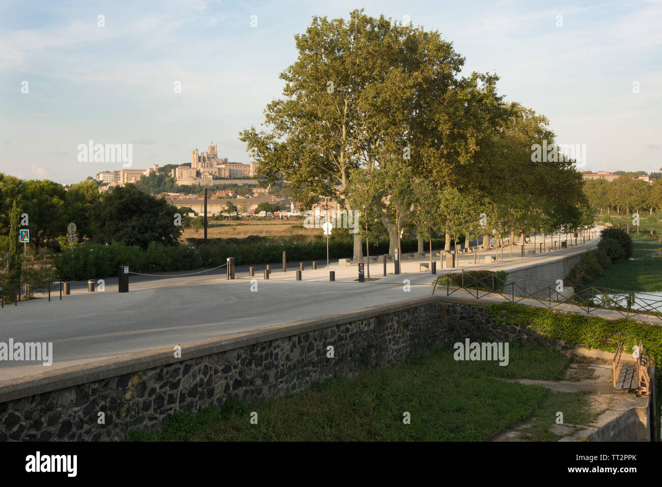 Blick auf die Stadt Beziers, im Süden von Frankreich, von Neuf Ecluses de Fonserannes (neun Schleusen von Fonserannes) UNESCO Weltkulturerbe auf Stockfoto