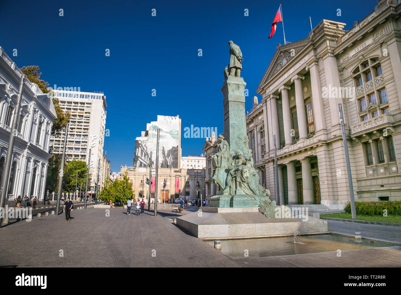 Santiago, Chile - Dec 28, 2018: Blick auf den Palast der Gerichtshöfe der Santiago de Chile, der Hauptstadt Chiles, in Montt-Varas Square (Pla entfernt Stockfoto